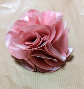 ピンクの薔薇の髪飾り　コサージュ　ハンドメイド　和装やワンピースに