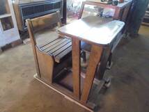【古い木製学習机】1966年デスク椅子一体型チェア古道具アンティーク学校インテリア箪笥フック収納スペース家具ベンチガーデニング_画像1