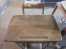 【古い木製学習机】1966年デスク椅子一体型チェア古道具アンティーク学校インテリア箪笥フック収納スペース家具ベンチガーデニング_画像2