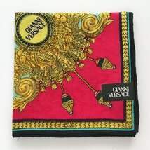 ヴェルサーチ / GIANNI VERSACE ハンカチ　中央オウム柄　ロゴ刺繍　透かし入りブルー生地　赤ピンクふち　金ラメ加工【5657】_画像1