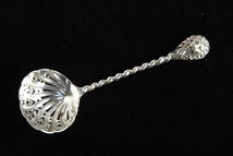 アンティーク　１８９２年 　純銀製 レア　ライオンデザインの シフタースプーン(i68) 【郵パック送料無料】_画像1