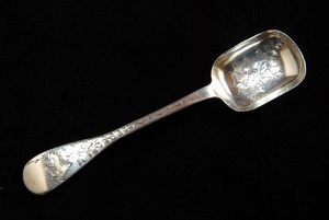 アンティーク　１８５１年　純銀製、細工の美しいジャムスプーン（K１００）