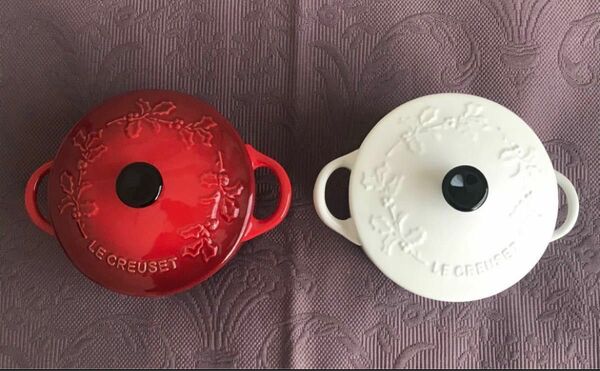 ルクルーゼ LE CREUSET ミニココット　ホーリーレリーフ　チェリーレッド＆コットン　ペアセット　クリスマス　限定