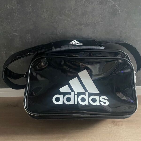 アディダス エナメルバック BLACK 通学 部活 クラブ 旅行 黒 adidas ショルダーバック エナメル