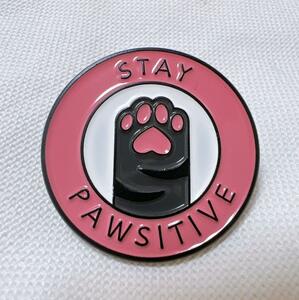 STAY PAWSITIVE 猫肉球　丸型　ピンバッジ　じっとしている　愛猫家