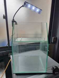 【リサイクルマニア】《送料無料》　テラリウム　ガラス水槽　　　　　横30㎝　高さ45㎝　奥行30㎝　　流木、小石、ライト付き