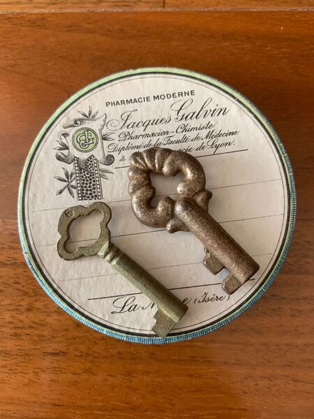 お値下げ●残少● イギリス とっても古くて錆びれた小さなkey 鍵 キー 2個 ヴィンテージ