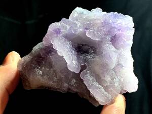見たことのない産状の紫蛍石・４・101g（中国産鉱物標本）