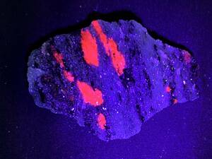 蛍光する赤いコランダムと灰簾石・ルビー、ゾイサイト・3・13g（鉱物標本）
