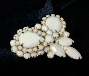 691 Juliana * milk glass. brooch Giulia na* Vintage 