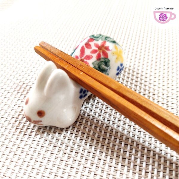 うさぎの箸置き ポーランド食器 VENA ポーリッシュポタリー 陶器製 ヴェナ プレゼントにも 赤い小花模様のうさぎさん