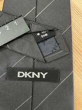 【美品】DKNY ダナキャラン　ネクタイ 大剣約9cm ブラックグレー系光沢感ある高級シルク　日本製_画像2