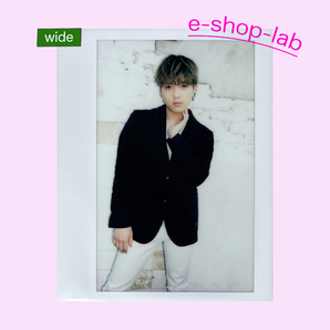 廣野凌大 オフショットワイドチェキ 現場撮影 (黒シャツ・髪メッシュ・白ズボン)/HIT'S