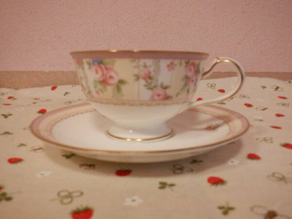 Ｂ１２　ＮＯＲＩＴＡＫＥ『ノリタケ（ＲＯＳＥ ＰＡＴＩＯ）★金彩 小さなピンク色のバラ柄のかわいいカップ＆ソーサー　日本製』～箱なし