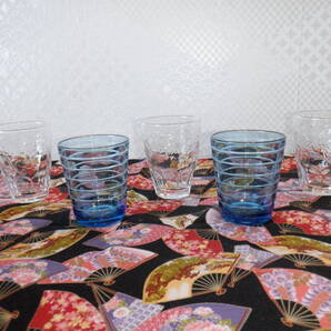 B12『花柄模様のレリーフグラス3個&白のライン付き青いタンブラーグラス2個~全部5個まとめて』~箱なし