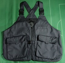 ▲デサントRE: DESCENTE SEED50 防水ナイロン素材 2WAY ベスト/トートバッグ トランスフォームベスト RETOOL マットブラック L 美品!!!▲_画像1