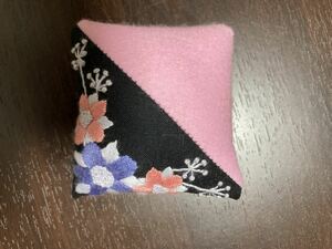 ハンドメイド　ピンクッション　針山　刺繍　刺しゅう　針休め　花模様　四角　さいほう　裁縫　裁縫道具