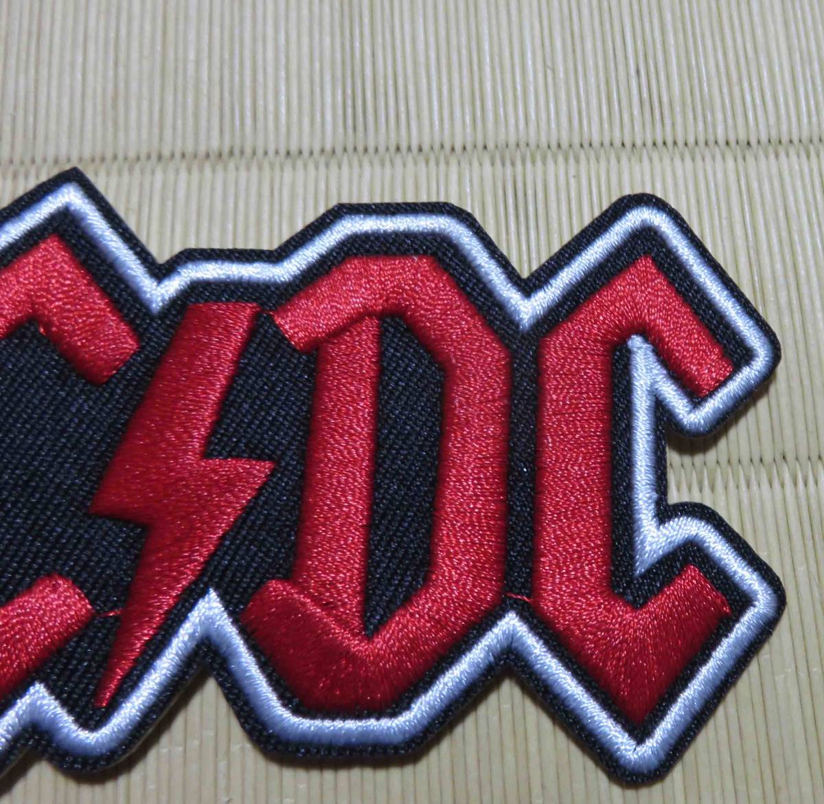 赤黒白 英語ロゴ◎新品AC/DC オーストラリア ヘビーメタルバンド 刺繍