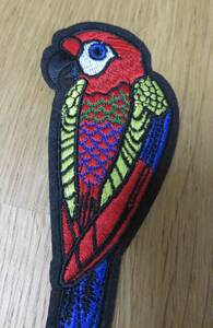 大型■縦長赤鳥■新品オウム　インコ　BIRD 刺繍ワッペン自然ネーチャー　バードウィング◆洋服・衣類・衣服DIY◎parakeet　parrotparro