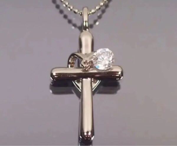 十字架とハートにCZダイヤの付いたデザインネックレスです