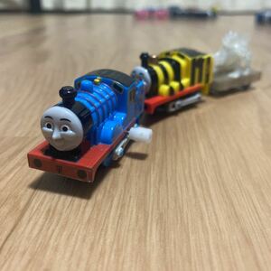 カプセルプラレールトーマス エドワード+はたらきばちジェームス+恐竜貨車セット