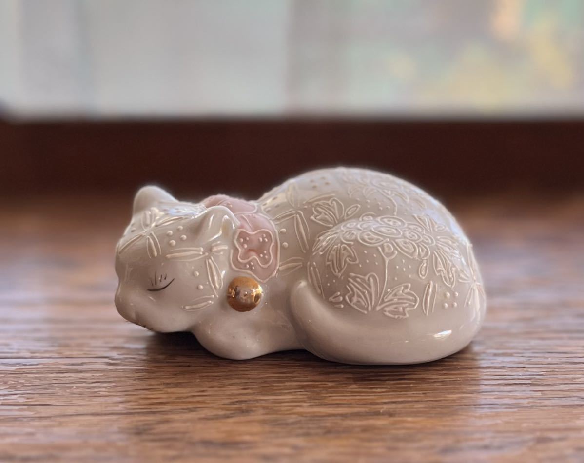 激安特価 九谷焼の大きな眠り猫ちゃん 陶器の猫 猫の置物