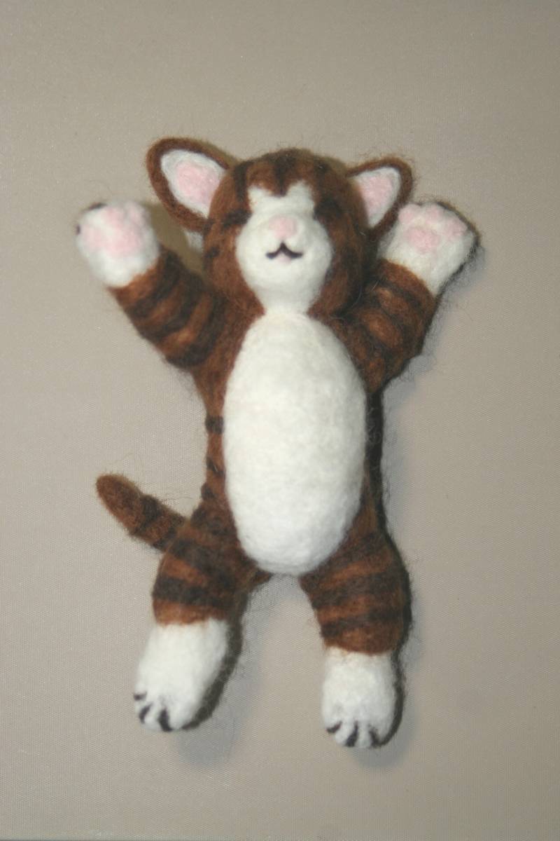 Animales Hecho a mano Fieltro de lana Gato atigrado Gato marrón Peluche Aprox. Barriga regordeta hecha a mano para la siesta de 14 cm, juguete, juego, peluche, Textura de lana