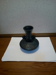 青銅調花瓶。昭和レトロ。しっかりとした造りです。床の間にいかがですか。