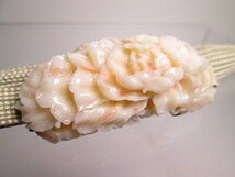 【江月】アンティーク・白牡丹 本珊瑚牡丹彫刻の帯留め 18g 共ケース付_画像3