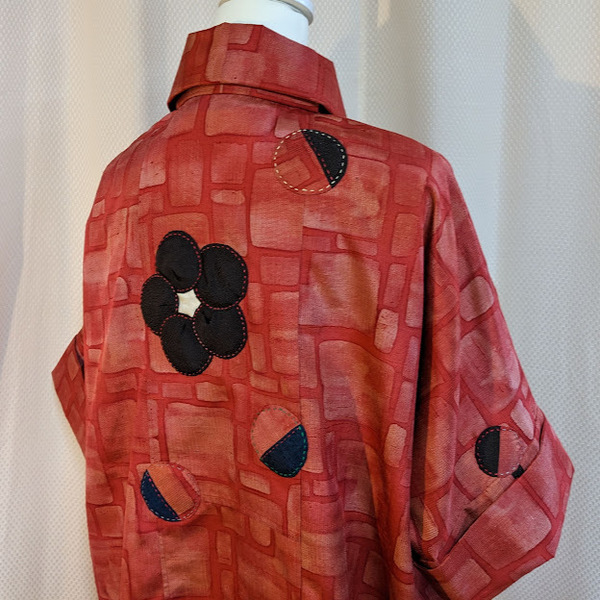 スプリングコート Aライン 着物リメイク　正絹手織り紬　ゆったりサイズ　朱赤　抽象柄　パッチワーク ハンドメイド　一点物