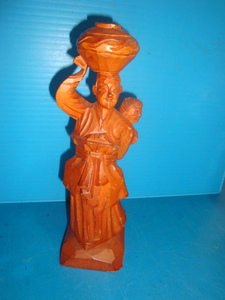 木彫り　子供抱いた婦人像　　KRZ10