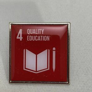 SDGsピンバッジ　1個（1540円税込） （4. 質の高い教育をみんなに（Goal 4： Quality education）国連ブックショップ購入・送料無料） UN64