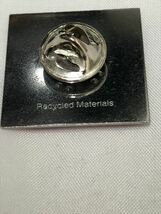 「recycled material」の刻印