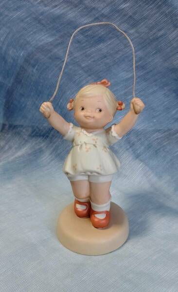 マーベル ルーシー アトウェル メモリー オブ イエスタデー エネスコ社 女の子 なわとび 人生の悩みを吹き飛ばします 陶器人形 置物 レア