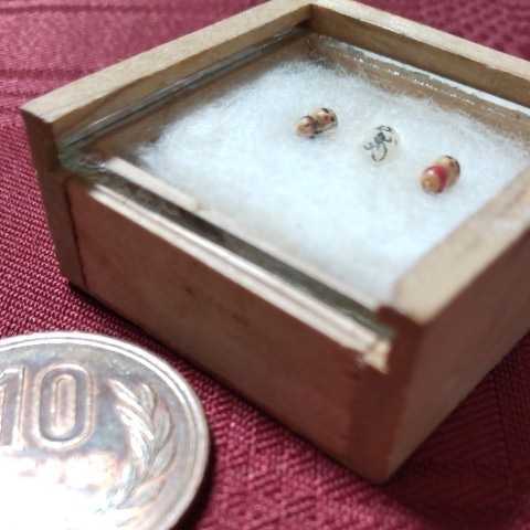 こけし 古民芸 木彫彩色 男女ペア 木製 極小こけし(3mm)2本 米粒書き(3mmに極小3文字) アンティーク 木製ケース入り