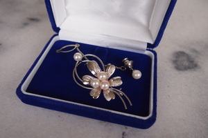  brooch * Thai tweezers * flower motif * silver * pearl manner * box attaching 