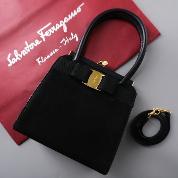 Ferragamo ショルダーバッグの値段と価格推移は?|2,925件の売買情報 ...
