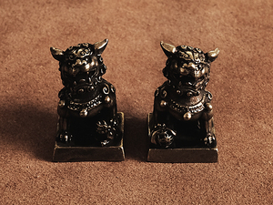 真鍮 置物 狛犬（2体セット）シーサー 獅子 ライオン フィギュア 玄関 神社 ブラス 印鑑 ブラス ゴールド 漢字 ビンテージ 阿形 吽形
