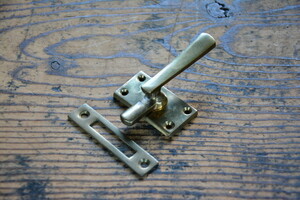 NO.7037 古い真鍮鋳物のNラッチ A ロング 48.5mm 検索用語→A100gアンティークビンテージ古道具真鍮金物錠鍵ガラスケース