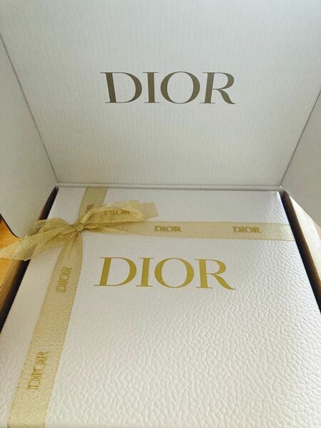Christian Diorギフトボックスゴールドリボン