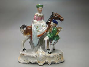 オキュバイトジャパン　馬に乗った女性と召使の陶器の飾り物
