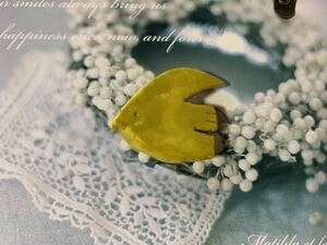  brooch ceramics manner stone . clay hand made bird bird a large mustard yellow color Northern Europe 