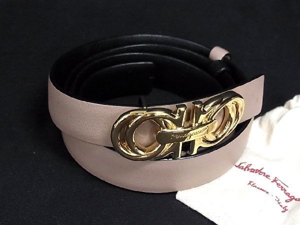 Salvatore Ferragamo ピンクベージュガラスパウダラメ入り ブランドの