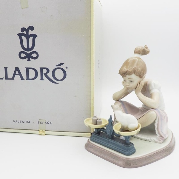 リヤドロ LLADRO No.5474 こんなに大きくなって How You've Grown 猫の体重測定 スペイン製 陶器 少女 ネコ 天秤 【絶版】