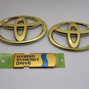 7トレジャー 【 トヨタ 90系 VOXY HYBRID TOYOTA 90系 ヴォクシー ハイブリッド 】 プレミアム ゴールド エンブレム フロント&リア 3点
