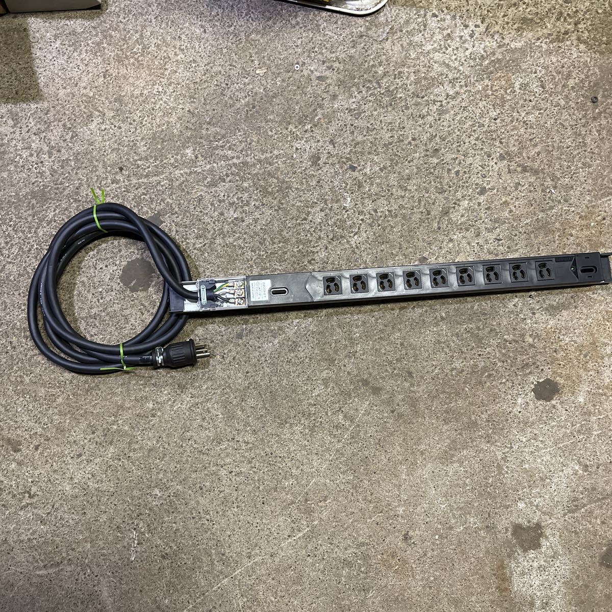 サンワサプライ 19インチサーバーラック用コンセント(15A) TAP-SV159