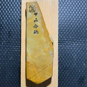 761 天然砥石　正本山　中山　加藤鉱山　巣板　黒蓮華　仕上げ砥石　台付き