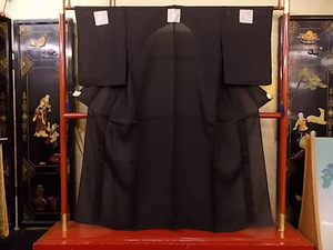 きもの今昔４６３４　〈黒の礼装〉　正絹絽の喪服　家紋「梅鉢」　黒の色は綺麗な状態　　　　身丈１５０㎝