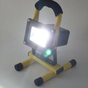 充電式LED作業灯 10W COB USB充電 防水 ワークランプ コードレス 投光器 900lm 照明 屋外 アウトドア キャンプ 釣り 看板灯 防災用品にもの画像2