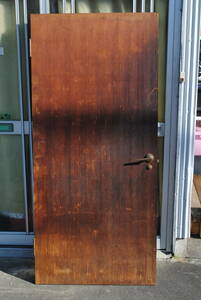 守1　昭和レトロ　古い味わいのある取っ手付　木製開き戸　扉　1768x807x30ミリ